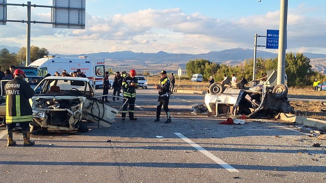 Kavşakta büyük kaza! Yaralılar araçta sıkıştı 4